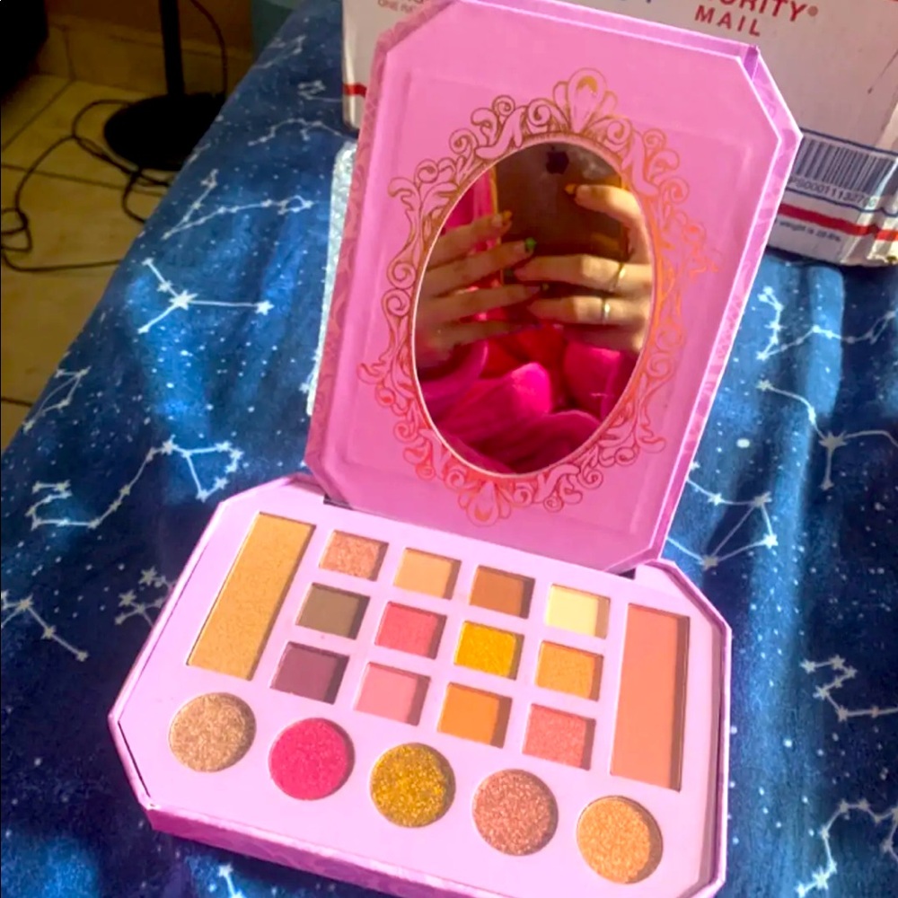 Make-up palette